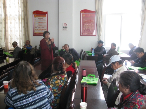 2017年10月26日在长寿路社区开展老年人法律援助宣传活动2 (2)