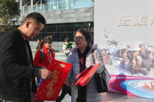 2020年1月17日在北部汽车客运站开展“法援惠民生 助力农民工活动”送法送福