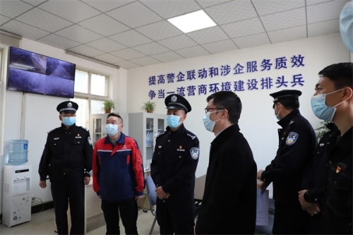 李平局长在驻企警务室指导工作.jpg
