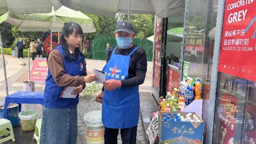 1747299949300027451.jpg 青年普法志愿者在给周边商户讲解相关的法律知识.jpg