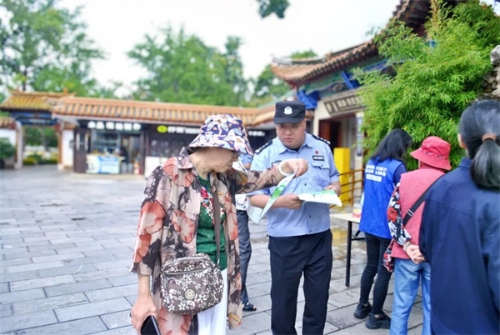 1763092649167040043.jpg 普法宣传进翠湖.jpg