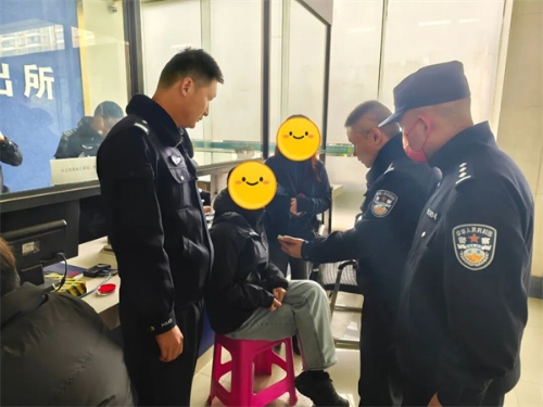 1763974900078046428.jpg 民警正耐心劝阻当事人.jpg