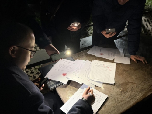 【凡人小事】深夜手机微光里，藏着怎样的执行 “暖心密码”？1.jpg