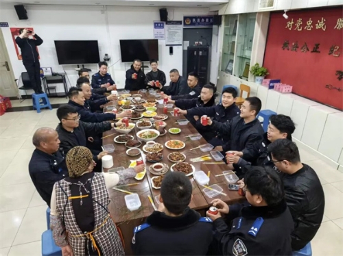 3.派出所会议室的年夜饭.jpg