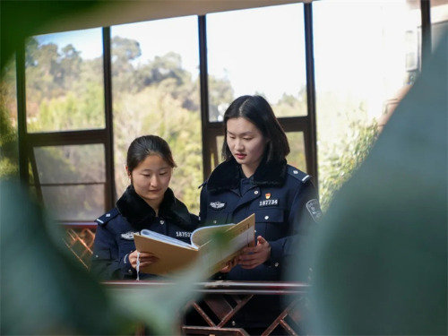 1772260331114086539.png 保德然(左一) 王文萱(左二).png