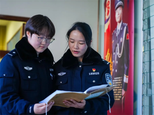 1772260352541003081.png 钱蕊(左一)邓琪琪(左二).png