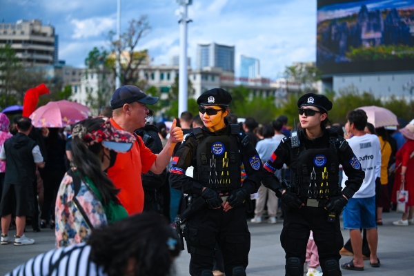 昆明市公安局盘龙分局民警在东风广场与市民交流 昆明市公安局盘龙分局民警在东风广场与市民交流