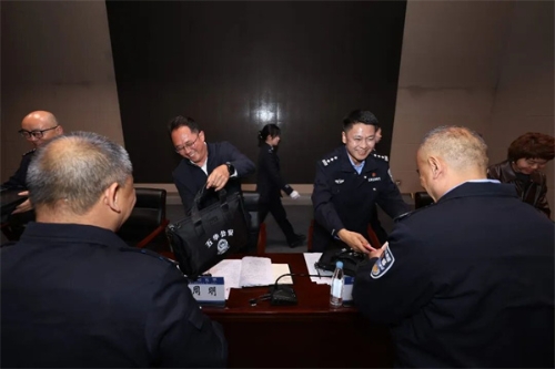 2.为基层治理陪派员颁发聘书并发放社区警务工作包.jpg