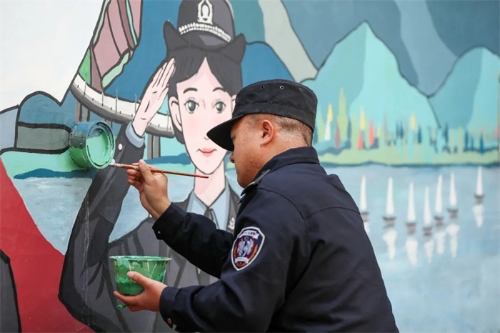 李东旺在绘制警营文化墙.jpg
