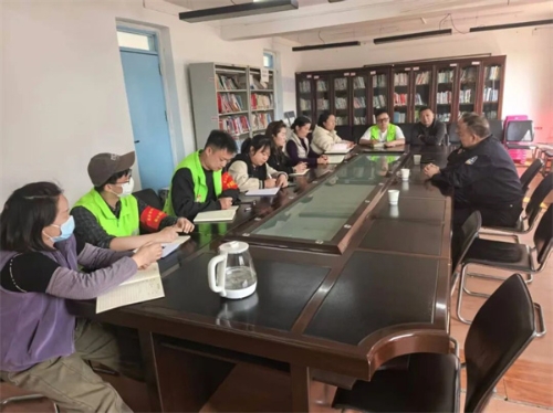 1.召集“十户长”召开分析研判会，畅通诉求渠道.jpg