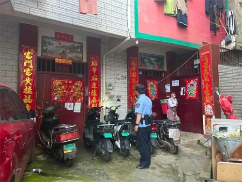 1.2民警在城中村全面摸排并发动群众参与治安防控.jpg