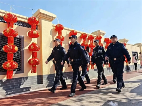 1778830393207007178.jpg 1.1.翠湖派出所民警对翠湖重点区域开展强化巡逻,通过动态布警、显性用警,有效维护景区秩序.jpg