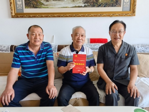政治生日时开展看望慰问老党员活动.jpg