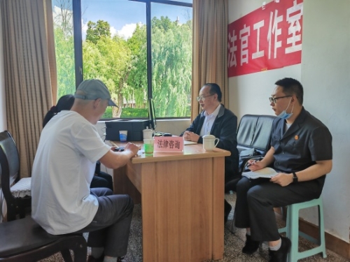 2023.05.18 李子文法官到老年大学法官工作室开展法律咨询.jpg